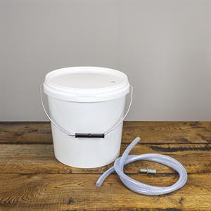 Tappespand med hank og lock forsynat med slange och tappestuds